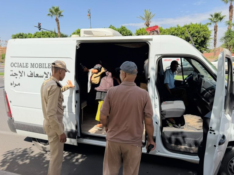 Campagne de collecte et d'hébergement des sans-abri et des personnes sans domicile dans les rues de Marrakech