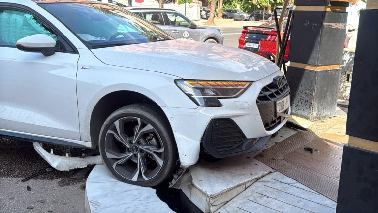 Une voiture percute la façade d'un café sur le boulevard Mohammed V à Marrakech – Photos