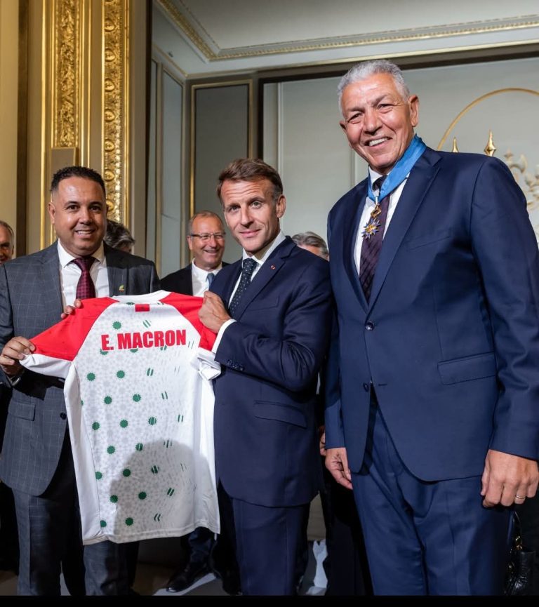Le président de la Fédération Royale de Rugby assiste à une cérémonie d'hommage à Benazzi à l'Élysée et offre le maillot national au Président Macron
