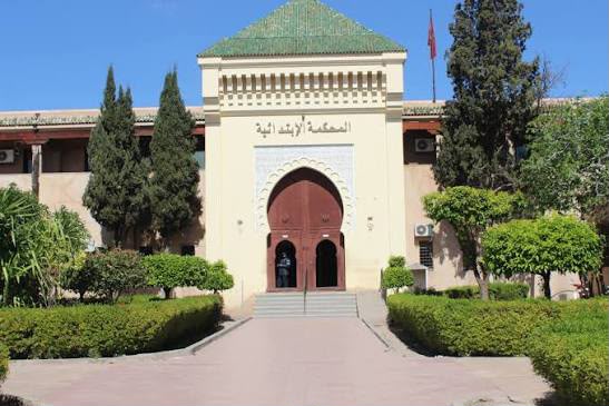 La justice à Marrakech accorde à un jeune homme une peine alternative à l'emprisonnement ferme