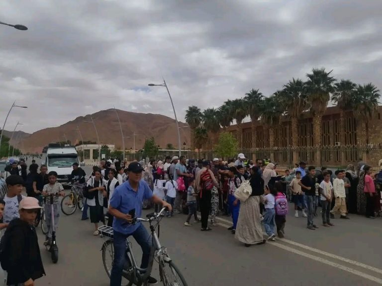 Figuig.. une commission provinciale d'inspection à l'école Zerrkatouni à Bouarfa suite aux protestations des familles d'élèves