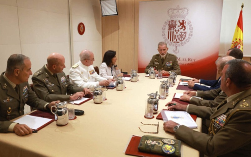 Le Roi Felipe VI s'entretient avec la ministre de la Défense et les chefs de l'armée sur la situation à Ceuta occupée