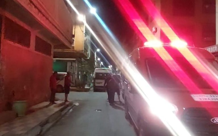 Ahfir.. Un septuagénaire se jette d'un étage supérieur et est transporté dans un état critique à l'hôpital