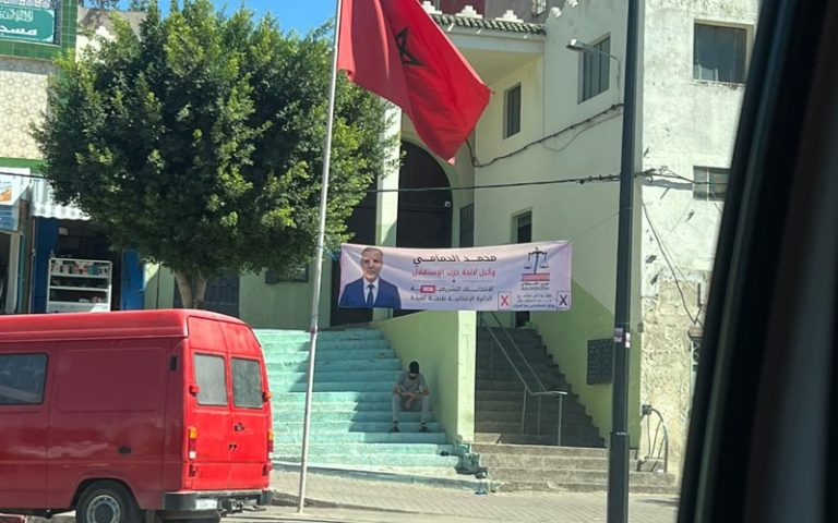 Tanger : Une pancarte électorale d'un candidat de l'Istiqlal retirée devant une mosquée