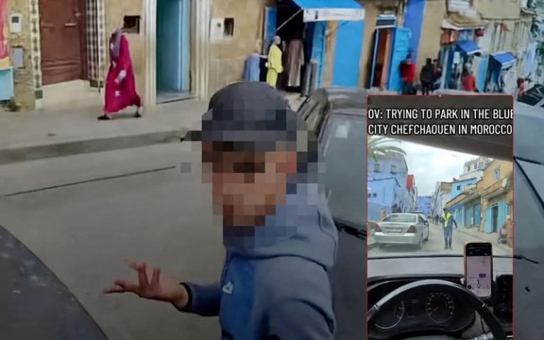 Parking à 80 dirhams pour deux jours.. Un touriste documente sa souffrance avec les propriétaires des « gilets jaunes » à Chefchaouen