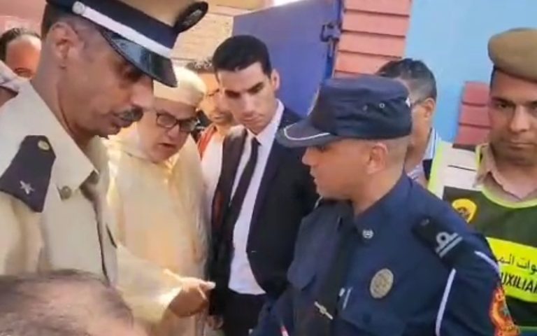 «Ma fille a le droit de voter».. Benkirane proteste devant un bureau de vote à Rabat