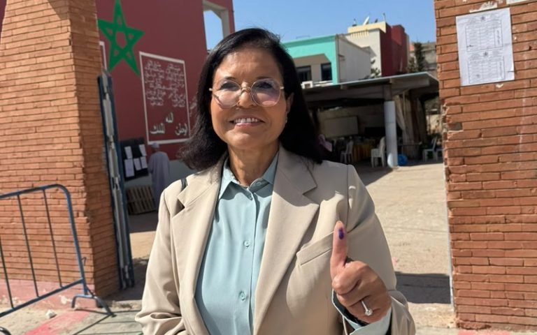 Zakia Driouch vote lors des élections législatives à Agadir