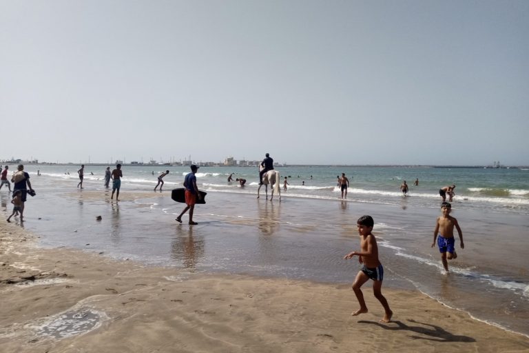 Le retour de la chaleur ravive les plages de Mohammedia avant la rentrée scolaire