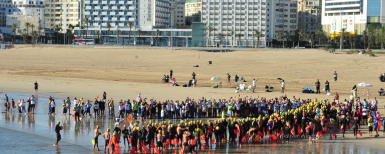 Tanger: Participation de centaines de nageurs à la 2e édition de la compétition de nage en eau libre