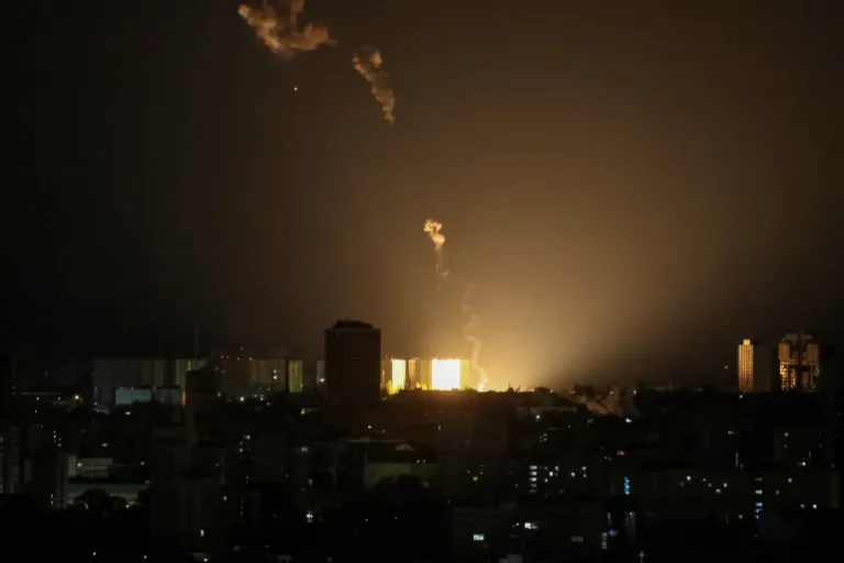 L'Iran lance des attaques de missiles et de drones en réponse aux frappes américaines