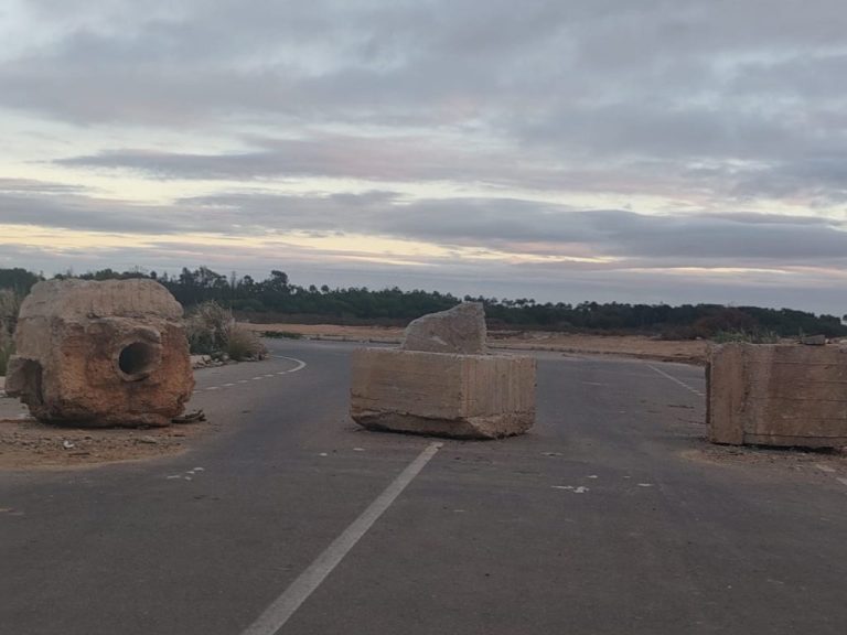Alerte aux rochers au milieu de l'autoroute entre El Jadida et Zaouiat Sidi Ismail