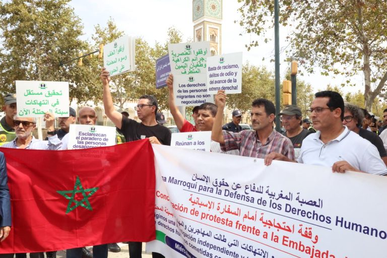 Rabat.. Des militants des droits de l'homme manifestent près de l'ambassade d'Espagne pour dénoncer les violations subies par les migrants à Ceuta occupée
