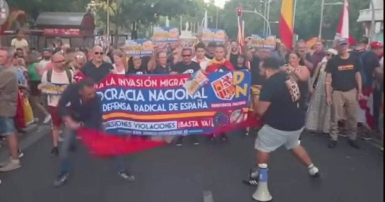 Dangereux.. Les « Enfants de Bourgaâ » racistes déchirent le drapeau national en Espagne