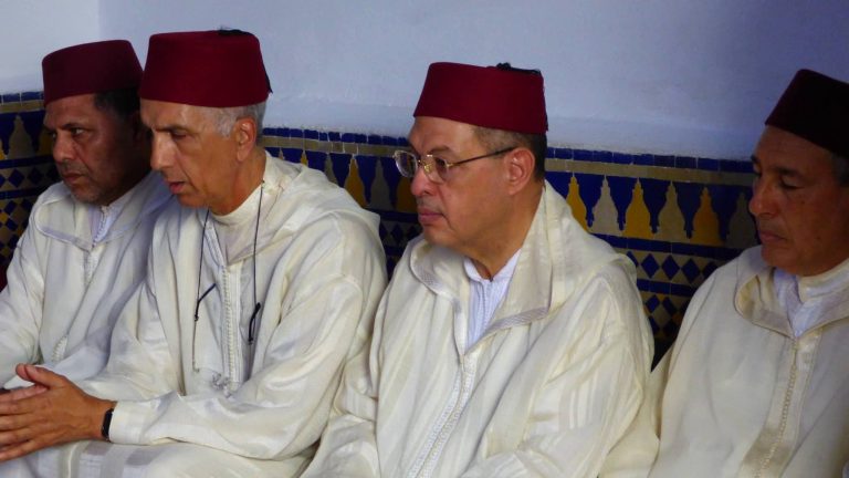 En présence du gouverneur de Sefrou.. Distribution d'un don royal aux gardiens des mausolées de Lahcen Youssfi et Ali Bousserghini