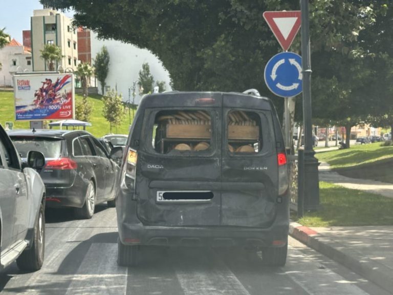 Tétouan.. Une photo de fourgonnette de transport de pain soulève des questions sur les conditions d'hygiène