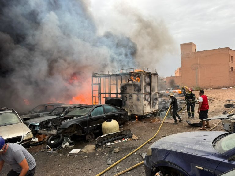 Un incendie dévastateur ravage un atelier de réparation automobile dans la zone industrielle de Marrakech (Photos)