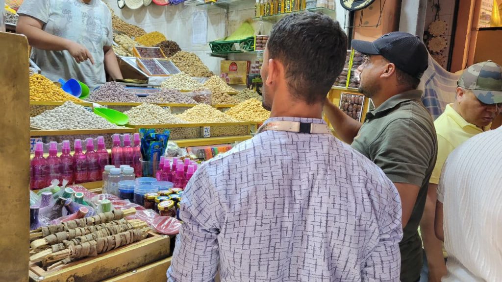 Après les charrettes de citrons.. les autorités de Marrakech ferment deux magasins de fruits secs sur la place Jemaa el-Fna