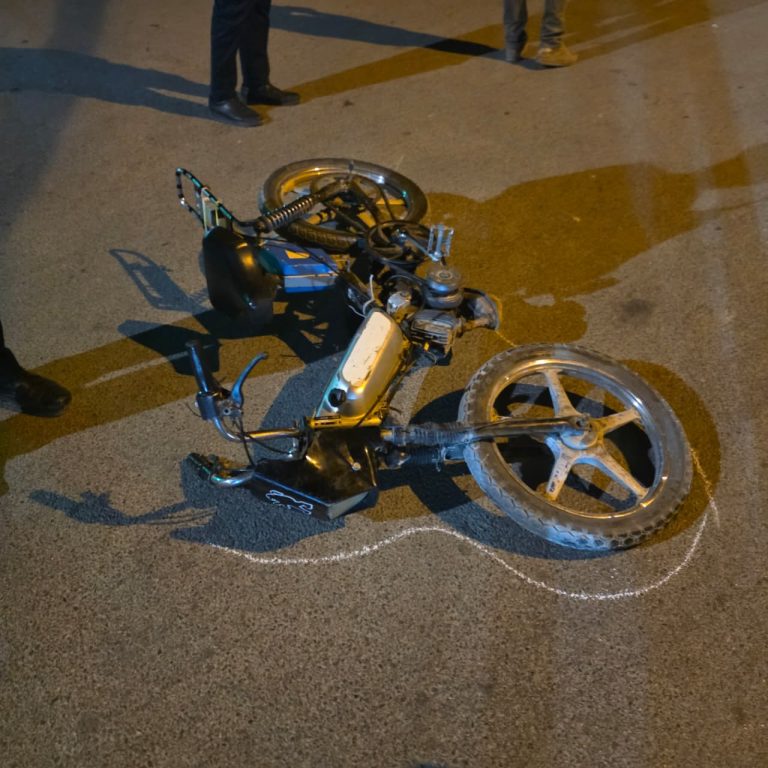 Jerada.. Collision entre une voiture européenne et une moto, le conducteur de cette dernière quitte les lieux