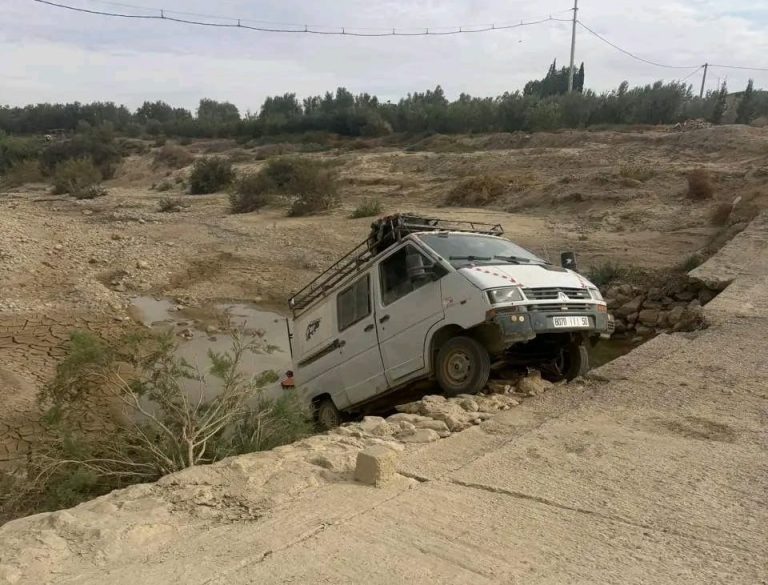 Jerada.. Un conducteur blessé suite à la chute d'un véhicule dans l'oued Amsoun
