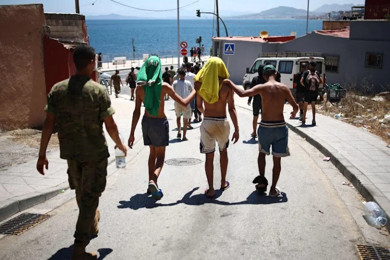 L'Espagne poursuit l'expulsion des migrants irréguliers de Ceuta occupée en coordination avec le Maroc