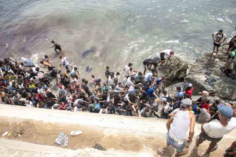 L'Espagne commence le transfert de migrants des plages de Sebta occupée vers un camp dans le port