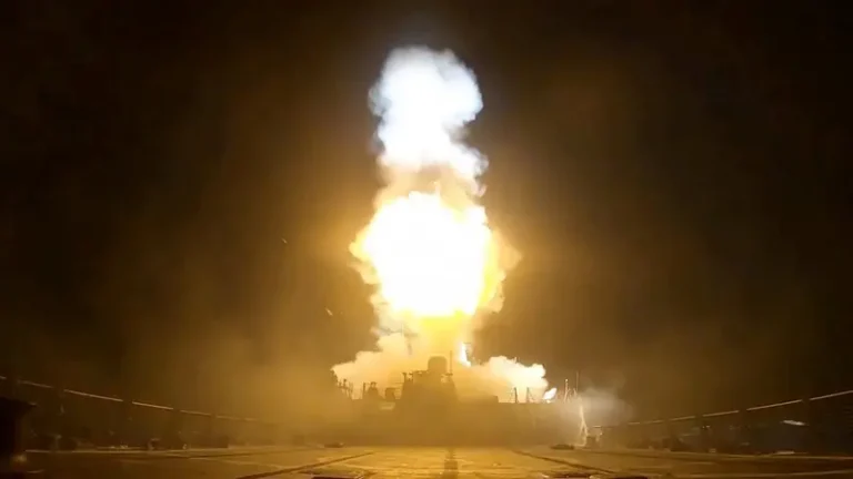 Explosions secouent l'Iran... L'armée américaine annonce des frappes contre des cibles du Corps des Gardiens de la révolution