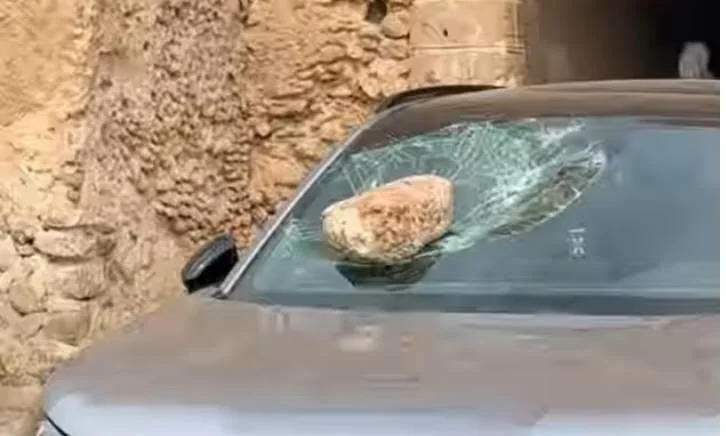 La Nouvelle : arrestation d'un individu après avoir brisé la vitre d'une voiture d'une dame à l'entrée du quartier portugais