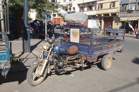 Sla.. Un accident de la circulation suite à une collision entre un « triporteur » et une voiture dans le quartier Al-Ayayda