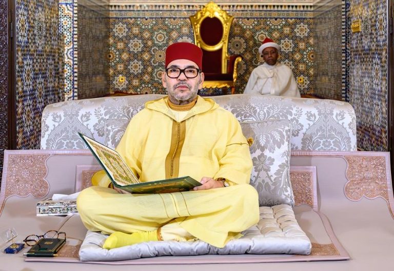 Le Roi préside une cérémonie religieuse à l'occasion du 28ème anniversaire du décès du regretté Hassan II