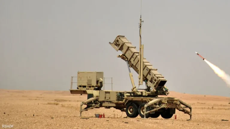 Le Maintien de la Légitimité intercepte et détruit 3 missiles balistiques tirés par les Houthis en direction de Khamis Mushait