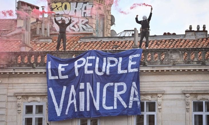 France.. Des manifestants prennent d'assaut le siège de la mairie de Marseille