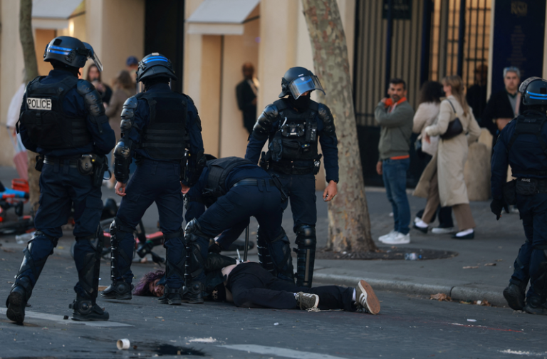 Un engin de sécurité ampute la main d'un manifestant en France... et un vaste débat sur la violence policière