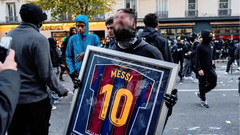 Le maillot signé de Messi apparaît au milieu des manifestations à Paris et enflamme les réseaux sociaux (Vidéo)