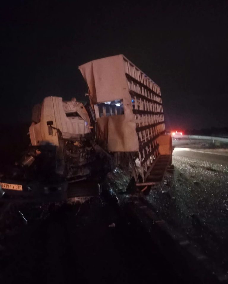 Un camion à l'arrêt sur la route provoque un grave accident en périphérie de Rabat