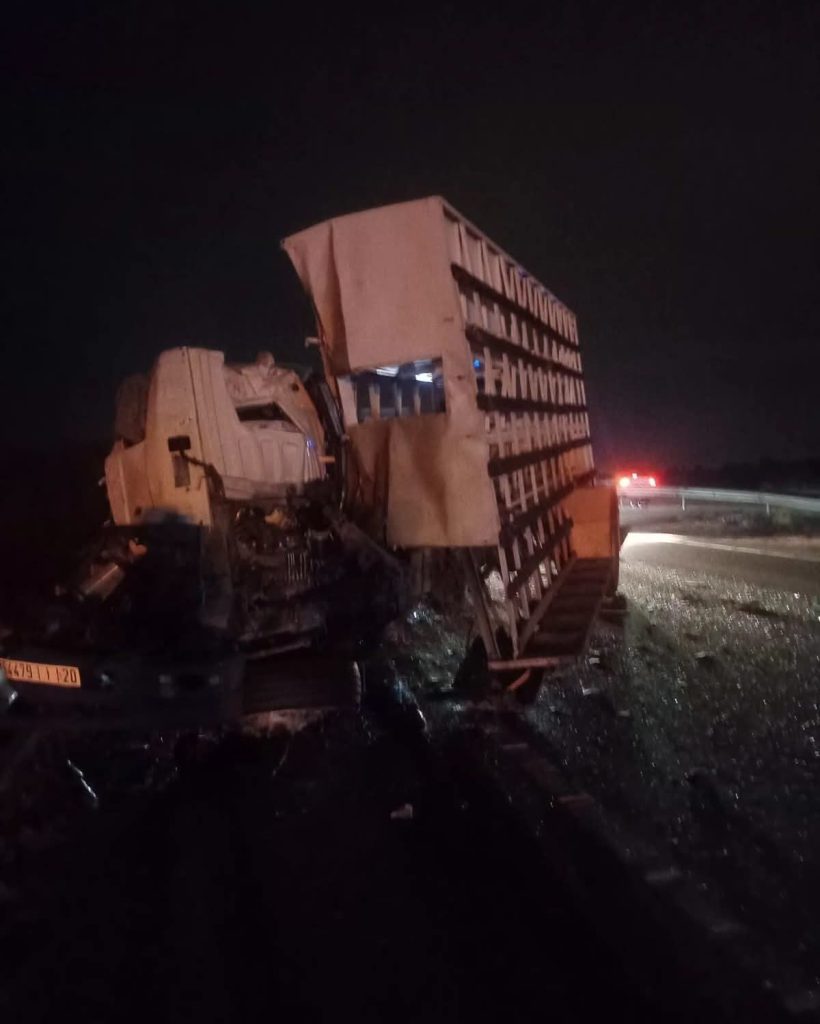 Un camion à l'arrêt sur la route provoque un grave accident en périphérie de Rabat