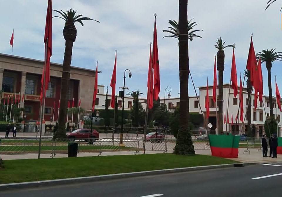 Rabat s'illumine des drapeaux nationaux en prévision de l'accueil du Roi à l'occasion de l'ouverture du Parlement