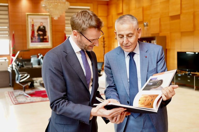 L'ambassadeur britannique discute avec le Wali de Marrakech-Safi des voies de renforcement de la coopération entre le Maroc et le Royaume-Uni