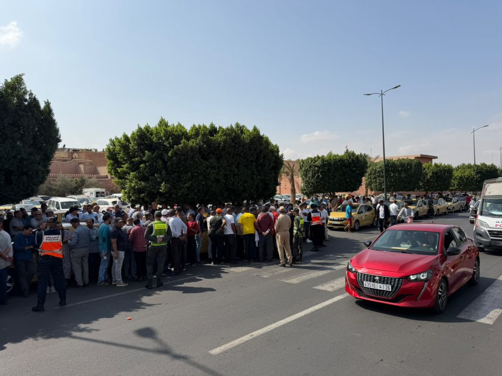 Rassemblement de protestation des taxis devant le siège de la wilaya de la région Marrakech-Safi