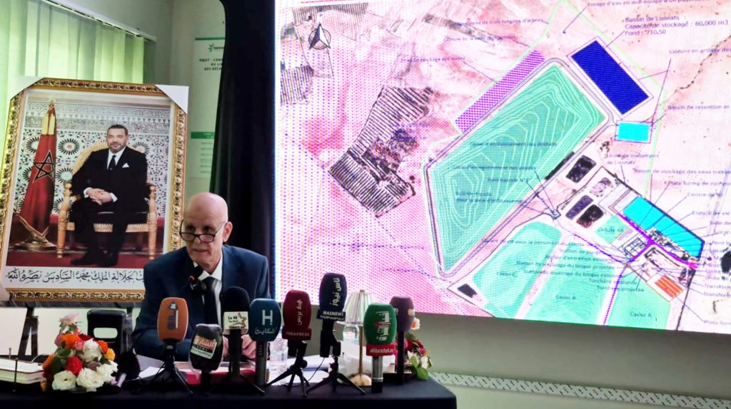 Le président de la commune d'Oujda mène une visite sur le terrain et présente le projet de centre de traitement et de valorisation des déchets