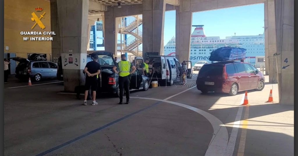 Ceuta occupée .. La contrebande de 25 kilogrammes de haschisch déjouée dans le réservoir de carburant d'une voiture