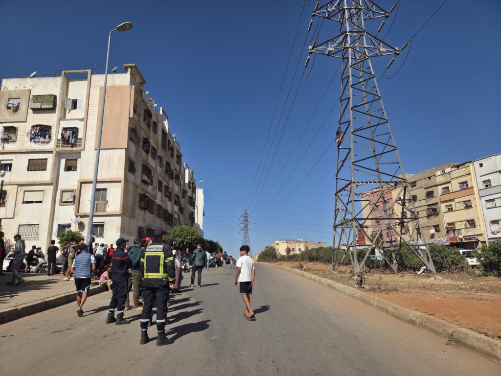 Mobilisation de sécurité à Casa... Un individu monte en haut d'un poteau électrique dans le quartier Anassi