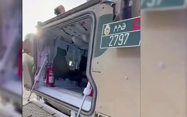 «Fabriqué au Maroc».. Un véhicule blindé portant le numéro 2797 attire l'attention au Salon international de l'aéronautique