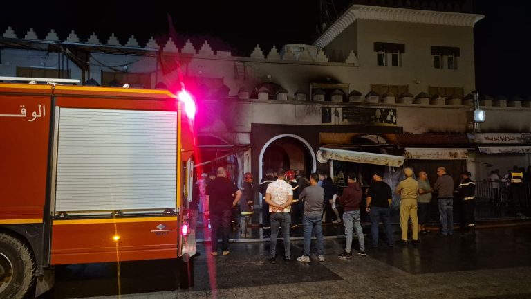 Oujda.. La protection civile éteint l'incendie des marchés Bab Sidi Abdelouahab après la mobilisation de 6 camions-citernes