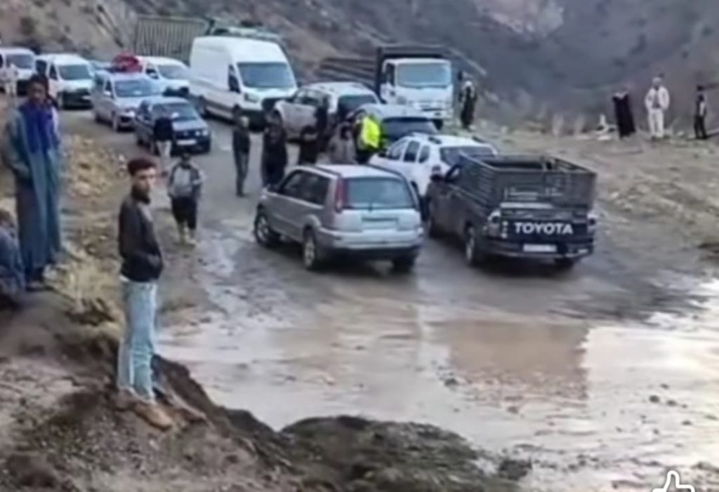 Route Tinghir-Imilchil : des citoyens descendent sur le terrain pour dégager la route à la pelle et au balai après les pluies