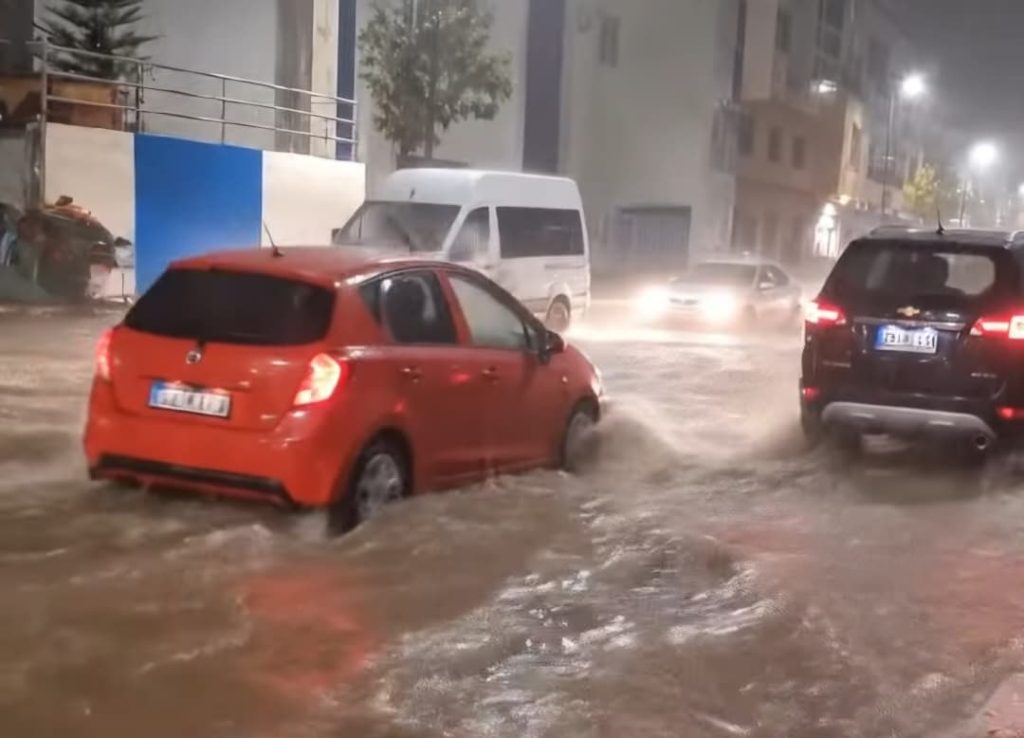 De fortes pluies inondent les rues d'Al Hoceïma.. L'entreprise régionale réussira-t-elle à intervenir ?