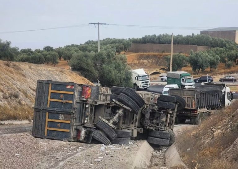 Renversement d'un camion chargé de matériaux de construction sur la route de Behalil et Sefrou sans blessés