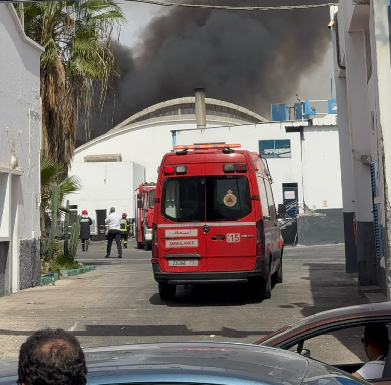 Un incendie se déclare dans une usine dans la zone industrielle et alerte les autorités d'Agadir (Photos)