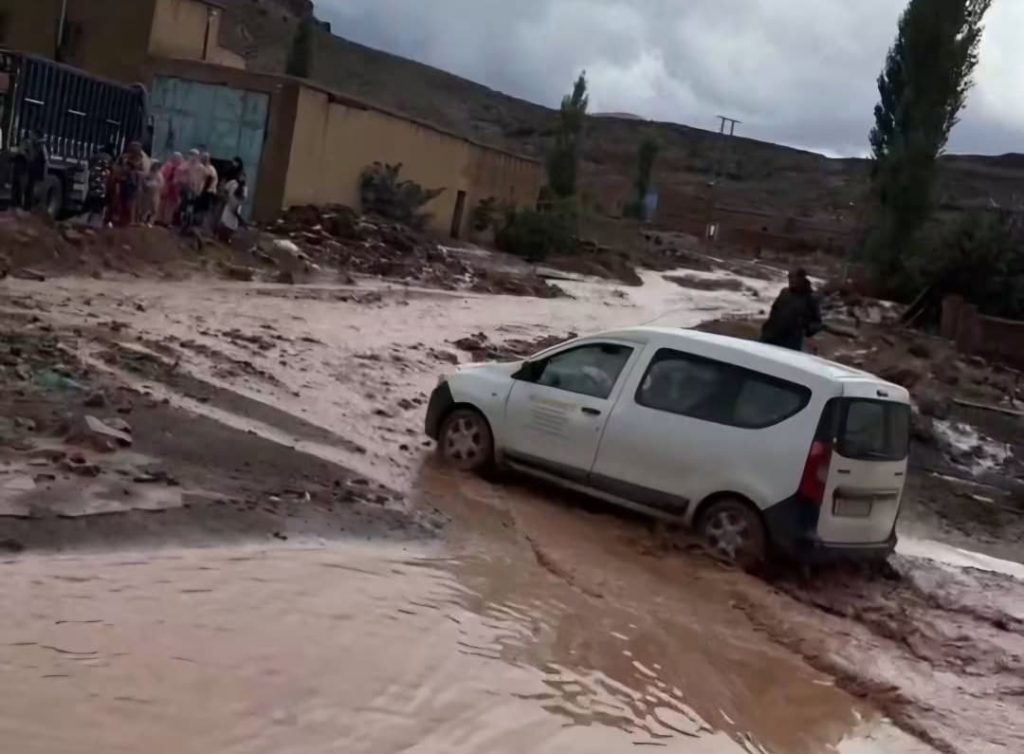 Les crues coupent la route reliant Imlil et Bouzemo et augmentent les souffrances des visiteurs du moussem de Sidi Hammad Oulmaghni