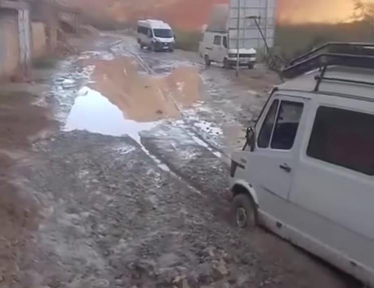 Boutghrar.. Les précipitations aggravent la souffrance des usagers de la route entre Kalâat M'Gouna et Ighil n'Oumgoun