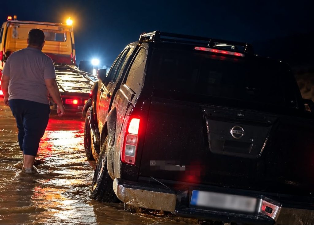 Guercef.. les eaux de pluie inondent la route nationale n°15 entre Aït Sefer et Sakka